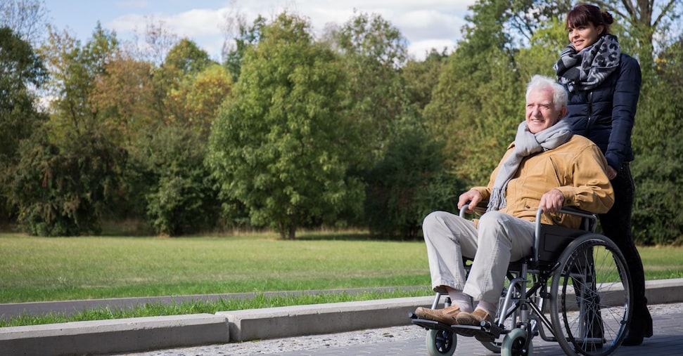 Caregiver familiari, l’Italia mette in campo  un primo sistema di tutele e qualche risorsa per una platea di 7 milioni di persone