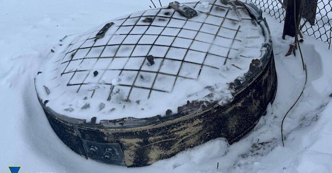 Questa foto fornita dal Servizio di sicurezza ucraino venerdì 9 gennaio 2026 mostra un frammento che si ritiene essere parte di un missile balistico ipersonico a medio raggio russo Oreshnik che ha colpito la regione di Leopoli. (Servizio di sicurezza ucraino tramite AP)