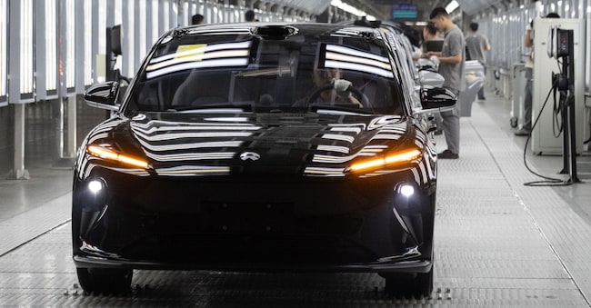 epa12046382 Auto in uno stabilimento di veicoli elettrici della casa automobilistica cinese Nio a Hefei, Cina, 22 aprile 2025. EPA/JESSICA LEE 