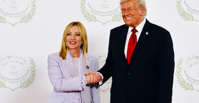 Il presidente degli Stati Uniti Donald Trump, con la premier Giorgia Meloni, in occasione della firma dell'accordo di pace su Gaza, al vertice di Sharm el-Sheikh, 13 ottobre 2025. (Ansa)