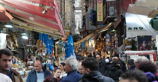 Turisti tra le strade di Napoli, 23 dicembre 2025. (Ansa/Cesare Abbate)