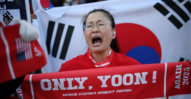 Una sostenitrice dell’ex presidente sudcoreano Yoon Suk Yeol