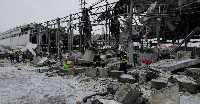 I soccorritori lavorano sul luogo di un centro logistico di una società di consegne privata colpito dai missili russi, durante l’attacco della Russia all’Ucraina, a Kharkiv, Ucraina, il 13 gennaio 2026. REUTERS/Sofiia Gatilova