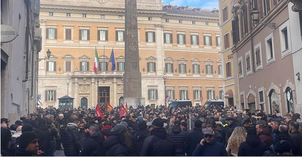 Sciopero taxi, sindacati: piena adesione al fermo del servizio. Salvini li convoca al ministero Sciopero taxi, sindacati: piena adesione al fermo del servizio. Salvini li convoca al ministero