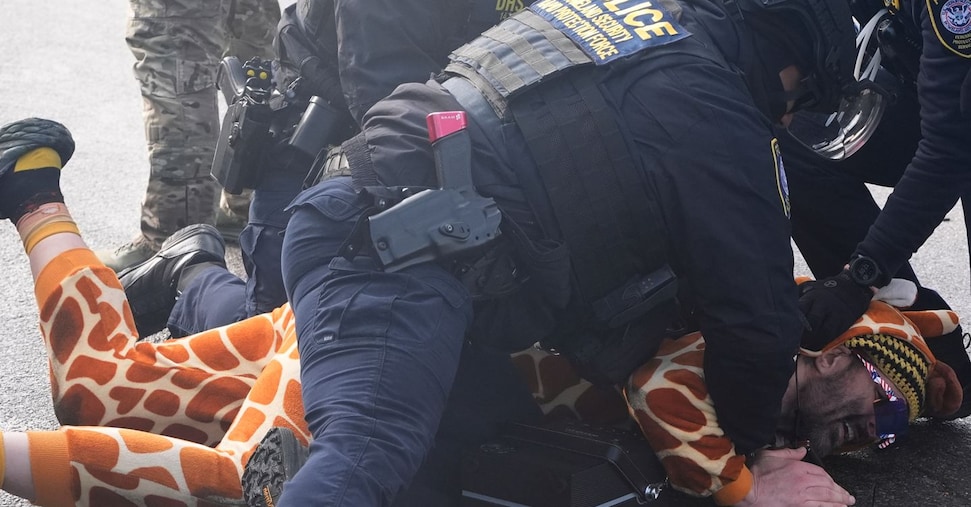 Minneapolis, botte e lacrimogeni al corteo per Good. Minnesota fa causa a Trump Minneapolis, botte e lacrimogeni al corteo per Good. Minnesota fa causa a Trump