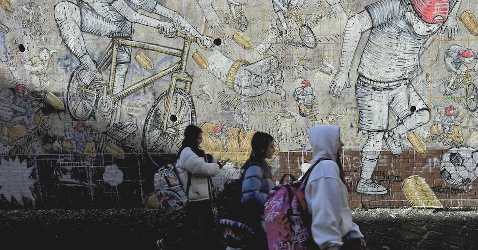 Adolescenti che lavorano e non fanno sport: fotografia della povertà educativa a Napoli