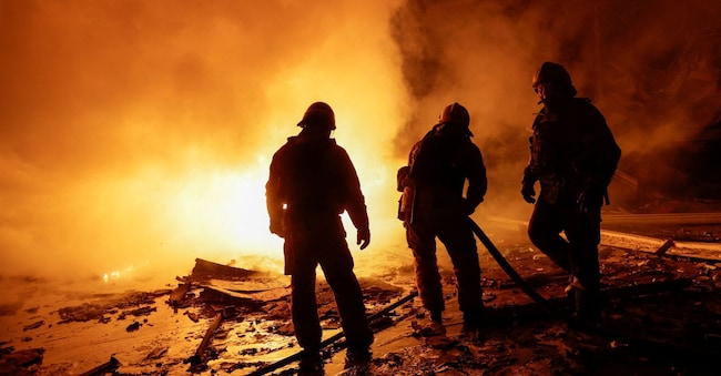 Incendio causato da un missile russo caduto su un hub logistico a  Kharkiv, in Ucraina