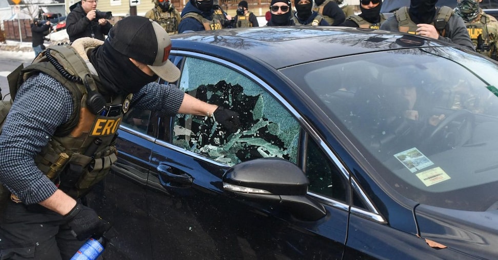 Donna trascinata fuori dall’auto e arrestata durante posto di blocco Ice a Minneapolis