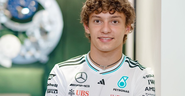 Andrea Kimi Antonelli è nato a Bologna il 25 agosto 2006. Dalla stagione 2025 è entrato in Formula 1 come pilota della titolata scuderia Mercedes Mercedes AMG-Petronas. Nella foto, Antonelli è in posa durante un evento organizzato nei giorni dell’ultimo Gran Premio di Monza dal brand orologiero Iwc, da anni partner del team automobilistico. Al polso indossa il Pilot’s Watch Mark XX Mercedes-AMG PETRONAS Formula One Team.