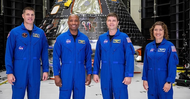 I quattro astronauti della missione Artemis II: Reid Wiseman, Victor Glover e Christina Koch della Nasa, e Jeremy Hansen dell’Agenzia Spaziale Canadese, davanti alla navetta Orion che li porterà fino alla Luna