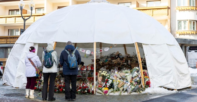Fiori e candele  in omaggio alle vittime dopo l'incendio in un bar a Crans-Montana, Svizzera, il 14 gennaio 2026. 40 persone, per lo più adolescenti, hanno perso la vita e 116 sono rimaste gravemente ferite nell'incendio del bar "Le Constellation" durante i festeggiamenti di Capodanno nella località alpina svizzera di Crans-Montana.  EPA/CYRIL ZINGARO