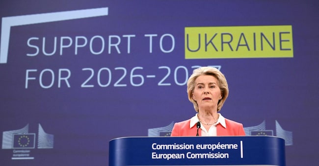 La presidente della Commissione europea Ursula von der Leyen interviene durante una conferenza stampa per presentare il pacchetto di sostegno finanziario all'Ucraina per il periodo 2026-2027