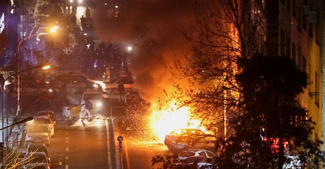Auto in fiamme durante una protesta  a Teheran, Iran, 8 gennaio 2026. Stringer/WANA (West Asia News Agency) via REUTERS 