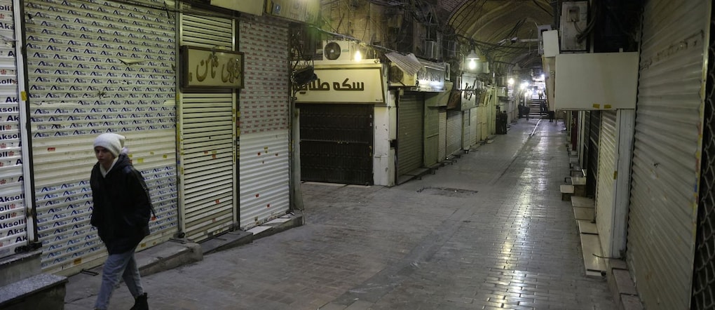 La gente passa davanti a negozi chiusi, in seguito alle proteste per il crollo del valore della valuta, nel Grand Bazaar di Teheran, in Iran, il 15 gennaio 2026. Majid Asgaripour/WANA (West Asia News Agency) via REUTERS 