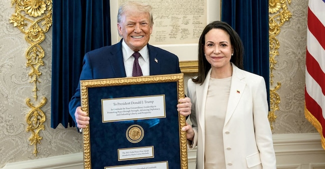 Maria Corina Machado durante l’incontro allo Studio Ovale con il presidente Usa DonaldTrump, a cui ha consegnato il Noberl per la Pace. Daniel Torok/The White House/Handout via REUTERS    