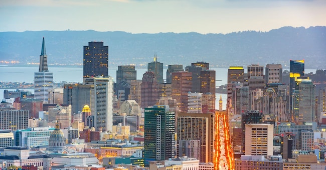 Skyline del centro di San Francisco, California, USA, all’alba.