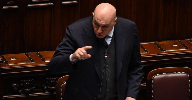 Il ministro alla Difesa Guido Crosetto è intervenuto alla Camera per comunicazioni in materia di proroga dell’autorizzazione alla cessione di mezzi, materiali ed equipaggiamenti militari in favore delle autorità governative dell’Ucraina