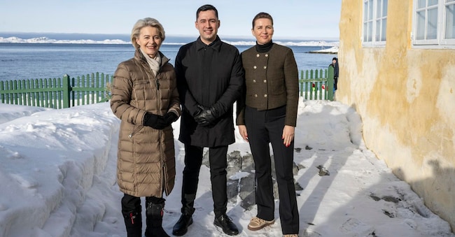 La presidente della Commissione europea Ursula von der Leyen (a sinistra), l’allora primo ministro della Groenlandia Mute Bourup Egede e il primo ministro danese Mette Frederiksen il giorno dell'inaugurazione del nuovo ufficio Ue a Nuuk, in Groenlandia, il 15 marzo 2024. 