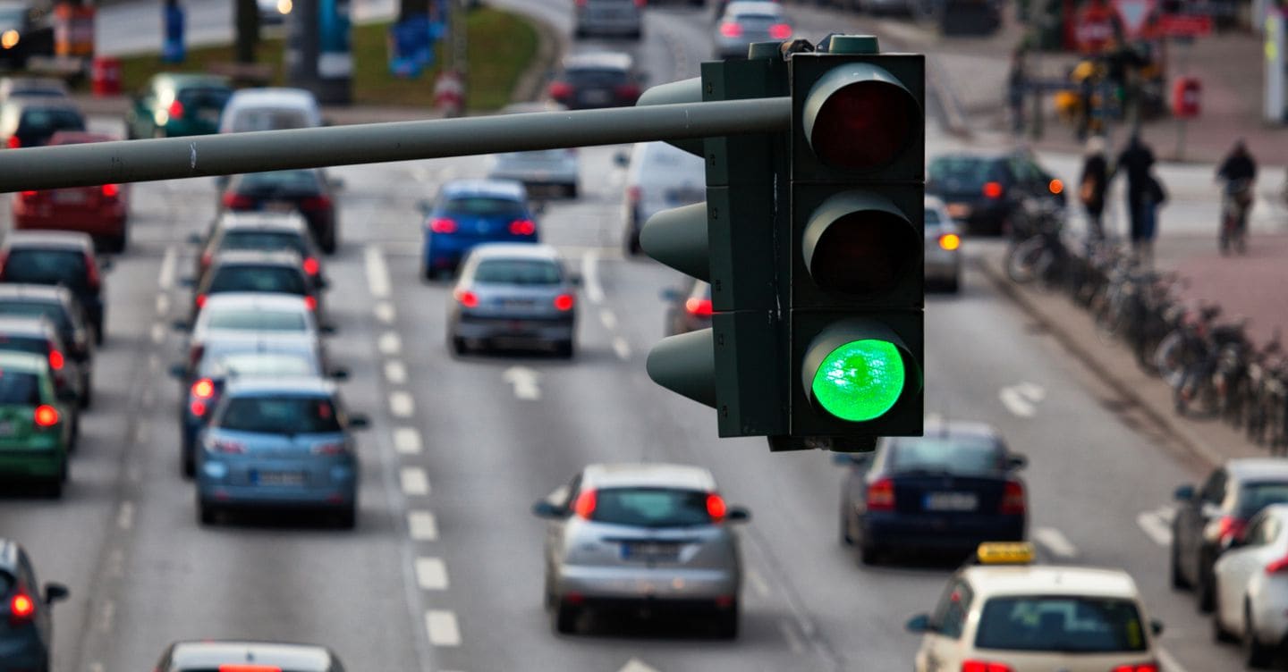 Sempre più “smombie” in strada, gli zombie da smartphone: le iniziative di contrasto