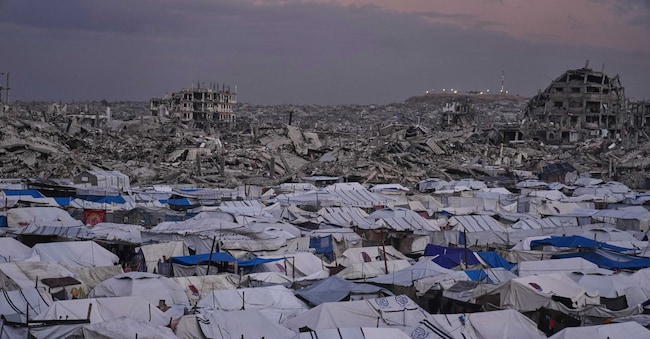 Un campo tendato per palestinesi sfollati si estende nel quartiere Zeitoun di Gaza City, mercoledì 14 gennaio 2026. (AP Photo/Jehad Alshrafi)