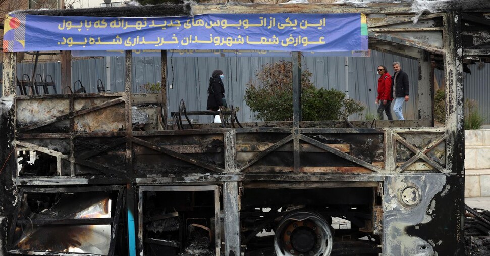 Iran, portaerei Usa in rotta per il Medio Oriente. Ucciso dipendente della Mezzaluna Rossa