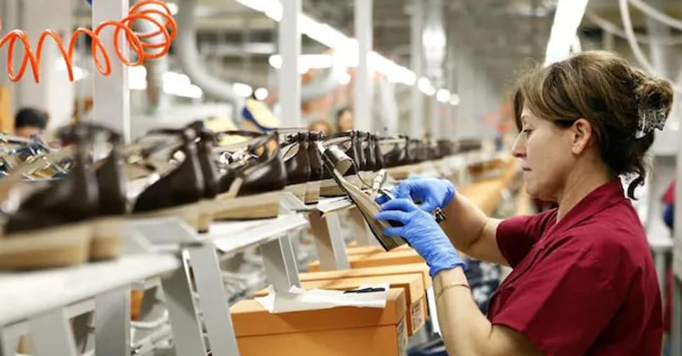 Riparte l’industria: +1,5% sul mese, +1,4% annuo. Boom dei farmaci, giù le auto