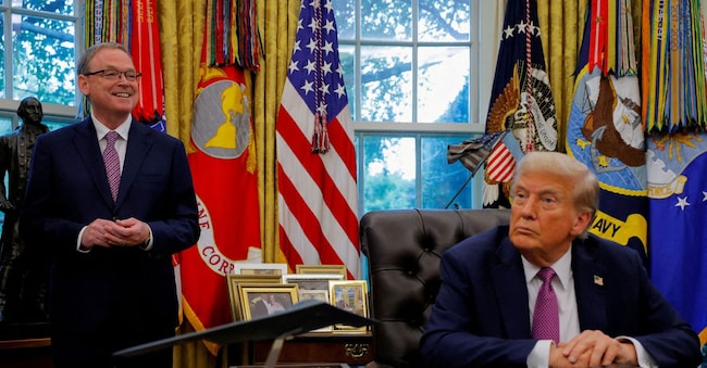 Donald Trump con il direttore del National Economic Council Kevin Hassett nello Studio Ovale . REUTERS/Brian Snyder/File Photo