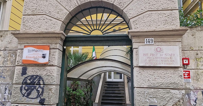 L'istituto professionale 'Domenico Chiodo' a La Spezia, dove uno studente diciottenne è stato accoltellato. La Spezia, 16 gennaio 2026, ANSA/Andrea Bonatti