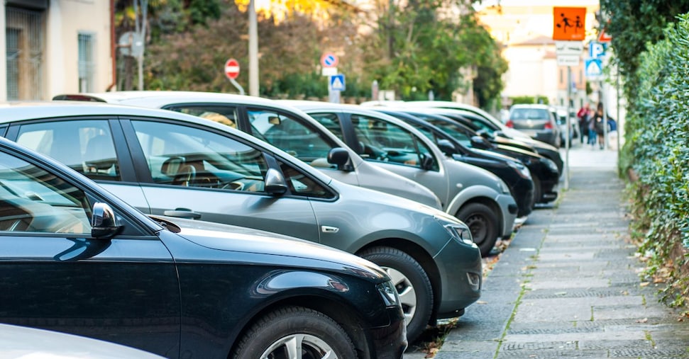 Quanto costa parcheggiare in centro? Il confronto tra città e le multe “souvenir”