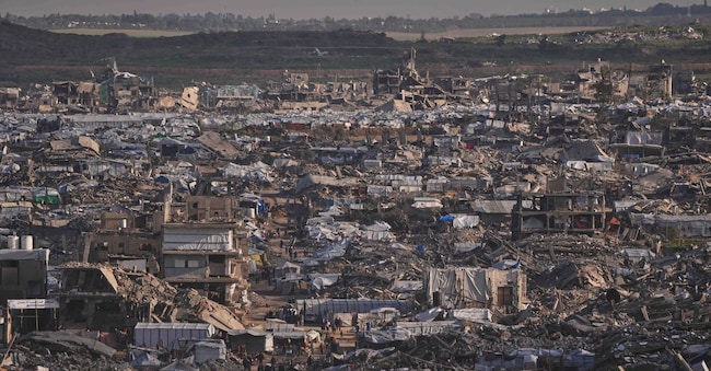 Tende improvvisate ospitano i palestinesi sfollati tra gli edifici distrutti dalle operazioni aeree e terrestri israeliane nella città di Gaza, giovedì 15 gennaio 2026. (AP Photo/Jehad Alshrafi)