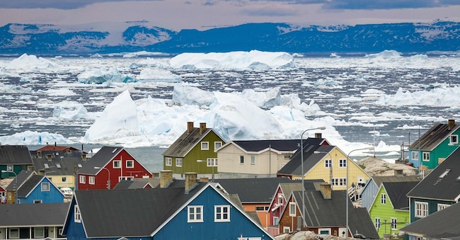 Case colorate della città costiera di Umiliasti, nella Groenlandia occidentale