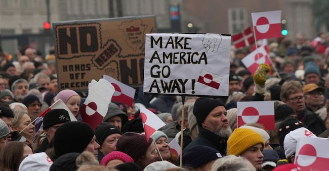 I manifestanti partecipano a una manifestazione per mostrare il loro sostegno alla Groenlandia a Copenaghen, Danimarca, il 17 gennaio 2026. REUTERS/Tom Little