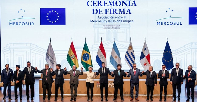 Le autorità dell'Unione Europea e del blocco sudamericano Mercosur posano durante la cerimonia di firma di un accordo di libero scambio, che conclude oltre 25 anni di negoziati, ad Asunción, Paraguay, il 17 gennaio 2026. REUTERS/Cesar Olmedo 