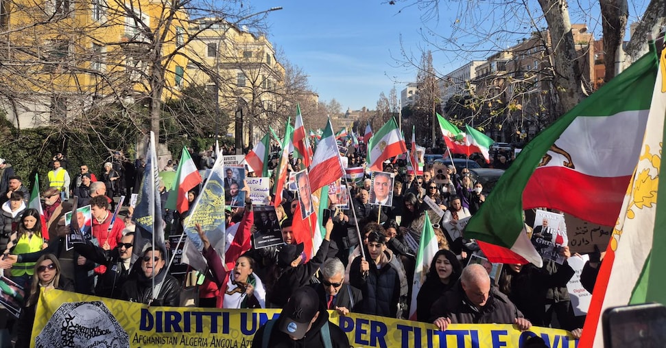 In piazza a Roma manifestazione a sostegno del popolo iraniano