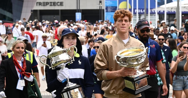 L'italiano Jannik Sinner (a destra) arriva con la Norman Brookes Challenge Cup durante il sorteggio del torneo di tennis Australian Open 2026, al Melbourne Park, Melbourne, Australia, 15 gennaio 2026.  EPA/JOEL CARRETT AUSTRALIA E NUOVA ZELANDA