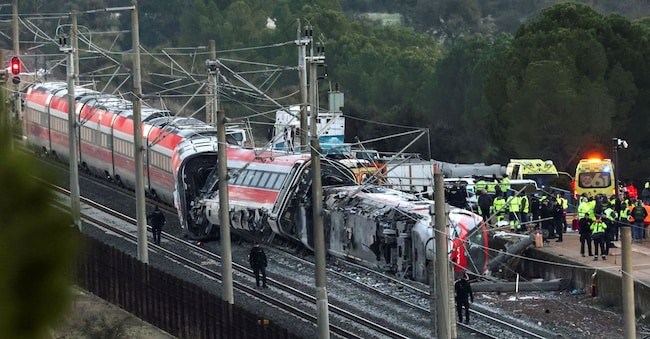I membri della Guardia Civil spagnola, insieme ad altro personale di emergenza, lavorano accanto a uno dei treni coinvolti nell'incidente, sul luogo del deragliamento mortale di due treni ad alta velocità vicino ad Adamuz, a Cordoba, in Spagna, il 19 gennaio 2026. REUTERS/Susana Vera     TPX IMMAGINI DEL GIORNO