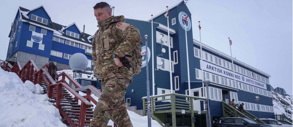 Un militare danese cammina davanti al centro del Comando congiunto artico a Nuuk, in Groenlandia (AP Photo/Evgeniy Maloletka, File)