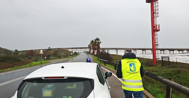 Il tratto costiero della strada statale 195 "Sulcitana", compreso tra il chilometro 5,220 e il km 10,600 circa, tra Cagliari e Capoterra, temporaneamente chiuso al traffico in entrambi i sensi a causa dell'intensificarsi del maltempo che sta interessando l'Isola, 19 gennaio 2026. Ansa