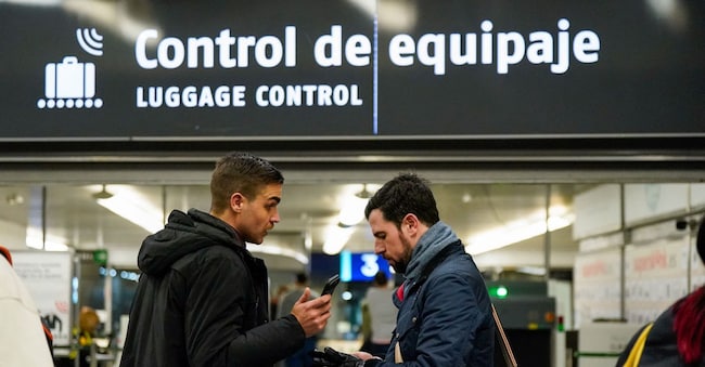 I passeggeri attendono alla stazione ferroviaria di Atocha, tra ritardi e cancellazioni dei treni, in seguito al deragliamento mortale di due treni ad alta velocità ad Adamuz, vicino a Cordoba, secondo quanto riferito dalla polizia locale, a Madrid, Spagna, il 18 gennaio 2026. REUTERS/Ana Beltran