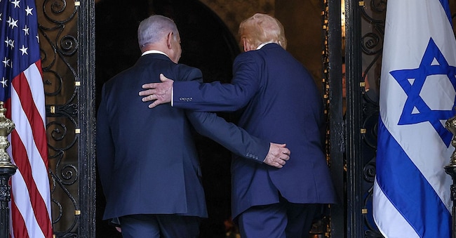 foto d’archivio - Il presidente degli Stati Uniti Donald Trump dà il benvenuto al primo ministro israeliano Benjamin Netanyahu nel suo club Mar-a-Lago il 29 dicembre 2025 a Palm Beach, in Florida. Joe Raedle/Getty Images/AFP 