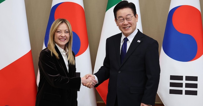 Il presidente sudcoreano Lee Jae-Myung e il primo ministro italiano Giorgia Meloni si stringono la mano prima dei colloqui presso l'ufficio presidenziale Cheong Wa Dae a Seul, Corea del Sud.
