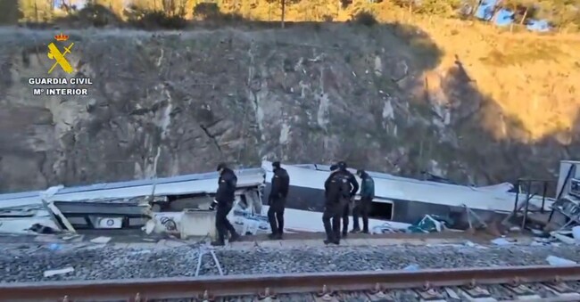 Un fermo immagine tratto da un video pubblicato su X dalla Guardia Civil mostra un momento successivo all'incidente ferroviario che ha coinvolto due treni sulla linea di alta velocità Madrid-Andalusia ad Adamuz (Cordoba), 19 gennaio 2026. X GUARDIA CIVIL