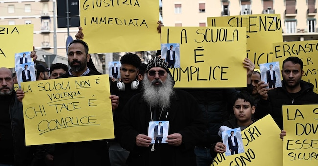 Presidio spontaneo degli amici e parenti, a margine dell'incontro con Il ministro dell'Istruzione e del Merito Giuseppe Valditara, che ha incontrato istituzioni, dopo l'omicidio di Youssef Abanoub, avvenuto all'Istituto superiore Einaudi Chiodo.
ANSA/LUCA ZENNARO