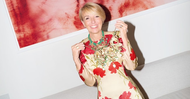 Patrizia Sandretto Re Rebaudengo davanti a“Greifbar 48” (2017), di Wolfgang Tillmans, indossa due collane di Billy Boy parte dei Surreal Bijoux dell’inizio anni Ottanta, appena entrate nella sua collezione. Per tute le immagini: foto di Simon171 con Simona Pavan , styling di Nicoletta Ferrari.  