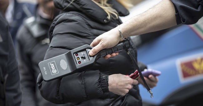 Controlli di sicurezza con metal detector. (Imagoeconomica)