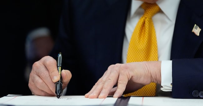 foto d’archivio - Il presidente Donald Trump mentre firma - gennaio 2026, a Washington. (AP Photo/Alex Brandon)
