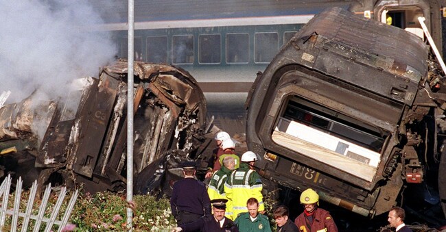 I membri dei servizi di emergenza trasportano una vittima dal relitto dei due treni che si sono scontrati nell'ora di punta vicino alla stazione di Paddington a Londra. (AFP/Adrian Dennis)