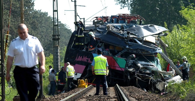 Giovedì 8 maggio 2003, alcuni poliziotti esaminano un autobus turistico tedesco distrutto dopo essere entrato in collisione con un treno espresso sul lago Balaton, vicino a Siofok, a circa 90 km a sud-ovest di Budapest, in Ungheria. (Ansa / Zoltan Mihadak)