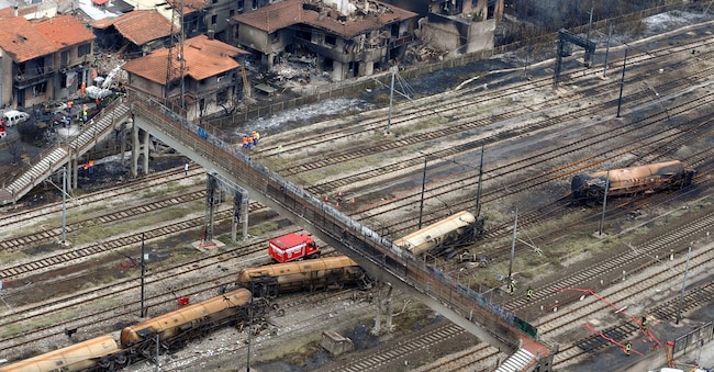 Una veduta dall'elicottero del luogo dove un treno deragliato è esploso questa notte 30 giugno 2009 a Viareggio. (Ansa/Carlo Ferraro)