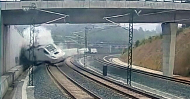 Nel fermo immagine tratto da un video di sorveglianza pubblicato sul sito del Pais il momento del deragliamento del treno dell'alta velocita' vicino a Santiago de Compostela. (Ansa)